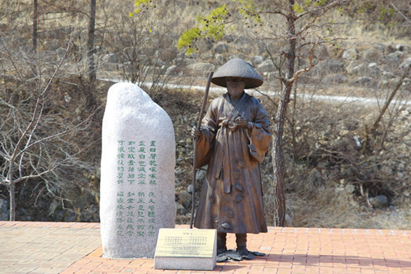 김삿갓 문학관 우측 마당에 서있는 김삿갓 동상 사진