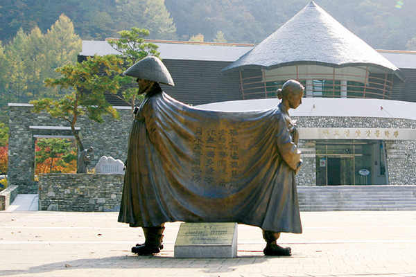 김삿갓이 여인과 주고받은 정담 시가 적혀있는 동상으로 김삿갓과 여인이 등지고 서있는 동상