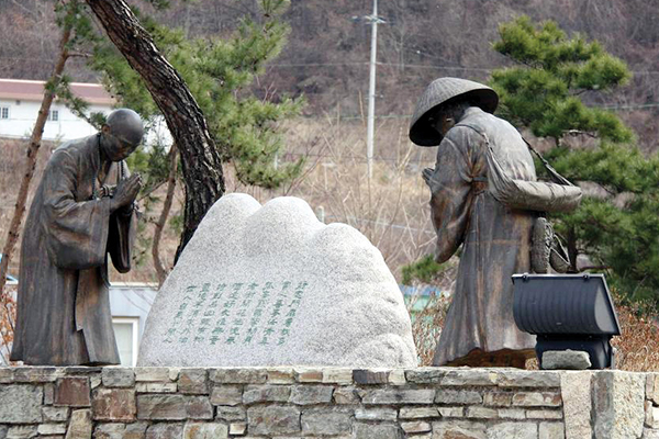 김삿갓 문학관 앞뜰에 위치한 동상으로 한 남자와 김삿갓이 서로 마주보고 합장하고 있는 동상